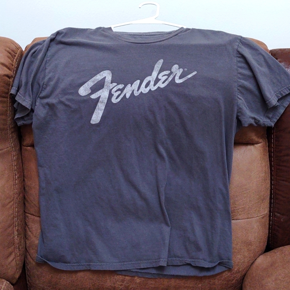 L Fender tee shirt Grey